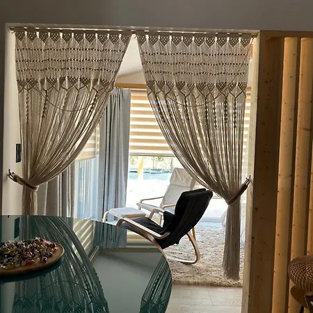 Nafplio Lodge *